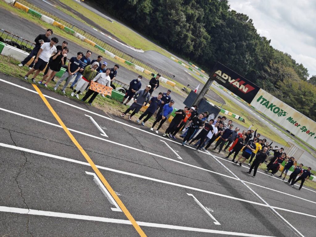 2025年9月14日クイック潮来3時間耐久レース開会式集合写真。