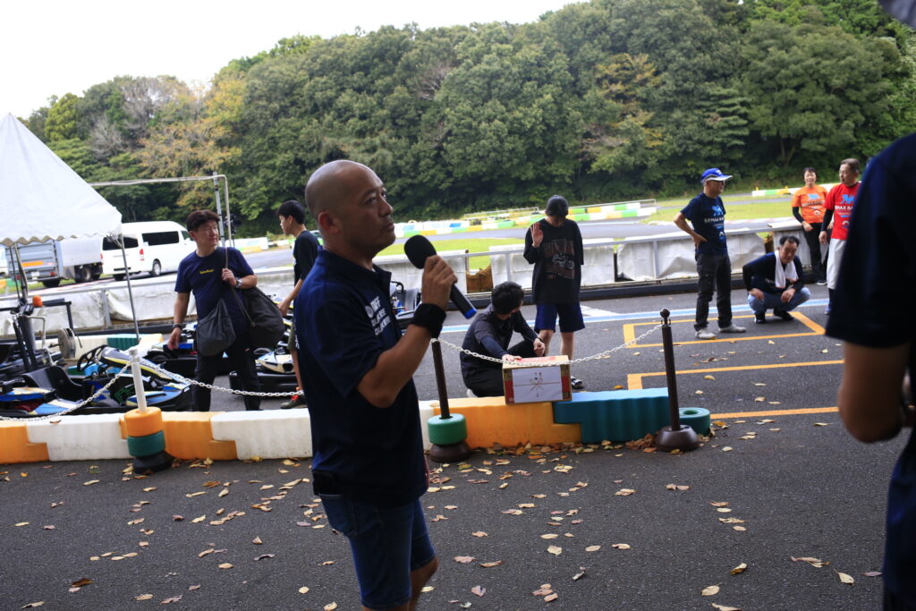 短パン社長、表彰式の締めの挨拶。本日の総評と最終戦のご案内をさせて頂きました。