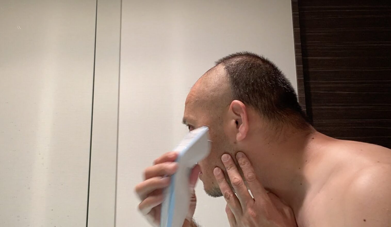 短パン社長はいつもセルフカット